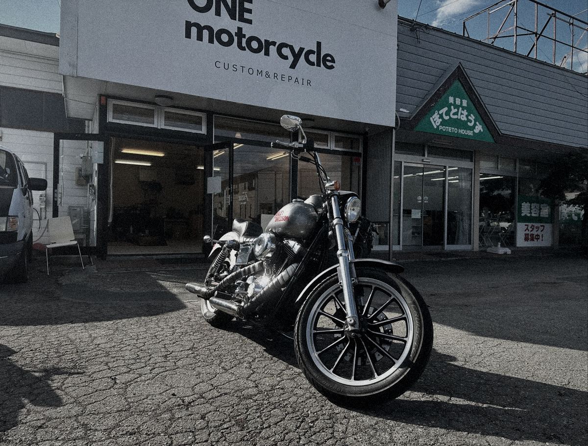 ONE motorcycle の店構え。白い外壁に店名の看板